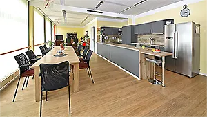 Große Tische und offene Küche